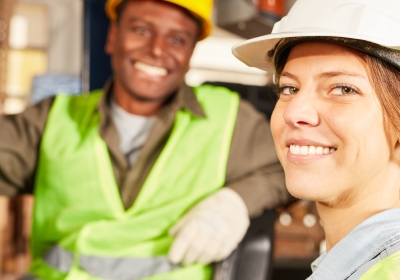 twee collega's in de logistiek