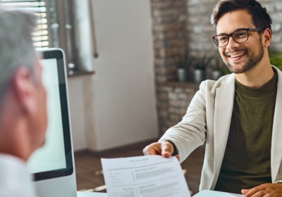 Werkgevers man in gesprek met sollicitant